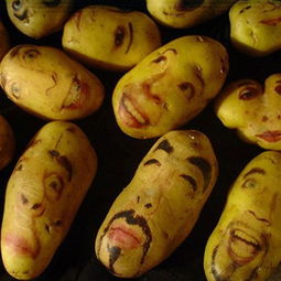 中国监狱主题餐馆顾客在铁栅栏里吃饭 中国监狱主题餐馆顾客在铁栅栏里吃饭