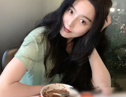  范冰冰深夜晒美食自拍,眨眼卖萌爱作爱闹,粉丝吐槽摆拍秀