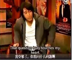  周星驰国外受辱愤然离场成龙则一脚踢主持人脸上