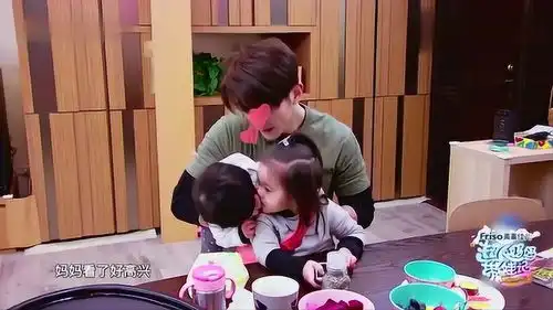 咘咘背着波妞表情好宠,波妞亲不停咘咘,修爸感慨贾妈看了好高兴 咘咘背着波妞表情好宠,波妞亲不停咘咘,修爸感慨贾妈看了好高兴