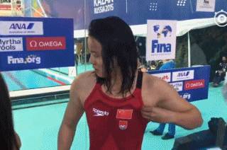  哈哈哈哈里约泳池里竟然捞上来一套表情包还有吴敏霞高颜值男友当场喂你一把甜蜜狗粮