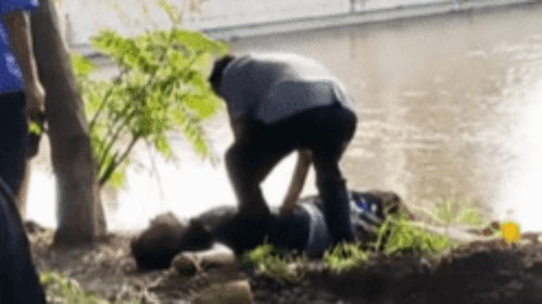  一男子钓鱼时倒地,躺在河边一动不动已死亡遗体旁边留下鱼桶