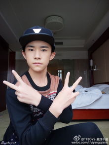  严肃boytfboys易烊千玺9连拍穿秋衣仍高冷5
