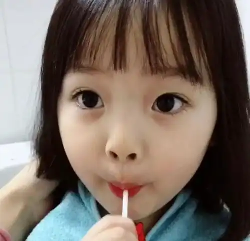  这个被你用来做表情包的小姑娘,这次又双叒叕火了