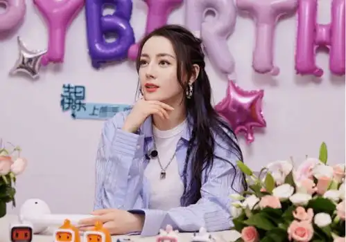 迪丽热巴直播庆生,肤白貌美状态佳,网友不小了该嫁人了 迪丽热巴直播庆生,肤白貌美状态佳,网友不小了该嫁人了