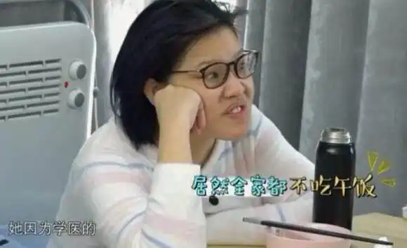  韩雪在作息时间表上没安排午饭谢依霖和奚梦瑶整个人都不好了