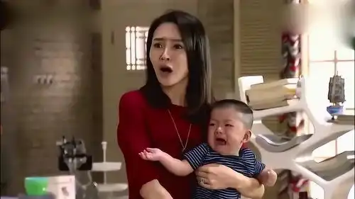  亲妈要把刚出生的儿子送人,结果孩子被吓哭,他们的表情太夸张