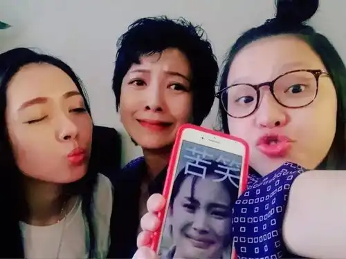 沙溢给杨幂送祝福被回白展堂的尴尬一笑,这些大明星比你们还喜欢用自己的表情包 沙溢给杨幂送祝福被回白展堂的尴尬一笑,这些大明星比你们还喜欢用自己的表情包