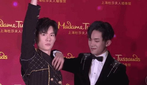  tfboys蜡像揭幕,他们表情都不太对千玺努力憋笑,王源有些害怕