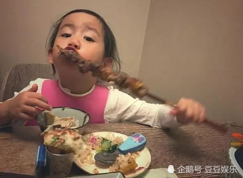  黄磊分享5岁小女儿近照,妹妹徒手掰苹果,挤出表情包太逗趣