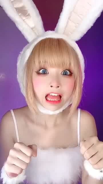  网红流行模仿表情包,这位小姐姐也来跟风,最后尴尬了