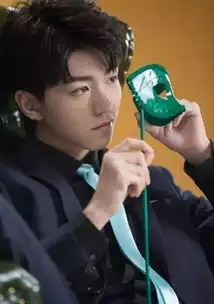  王俊凯最新西装照发布粉丝被他的表情吸引,但他的腿才更有看点