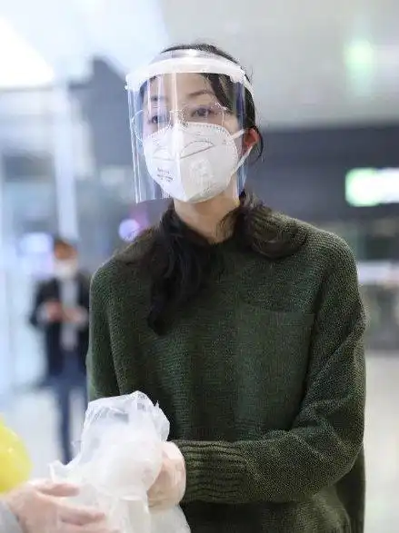  韩雪复工硬核装备,雨衣防飞沫面罩包裹得严严实实,与杨紫有一拼