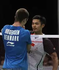 林丹输球表情漠然对手跪地双指擎天庆祝 林丹输球表情漠然对手跪地双指擎天庆祝