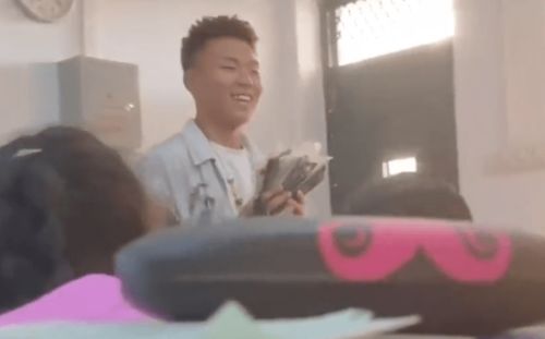  湖北高三男生毕业领回被没收手机,双手拿满还从口袋掏出一个