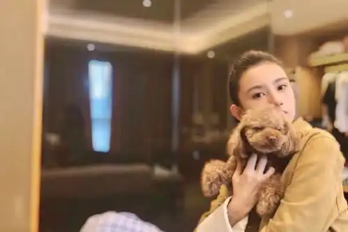 宋祖儿好酷,扎满头小辫子穿黑色t恤变成表情包,简单时尚有灵气 宋祖儿好酷,扎满头小辫子穿黑色t恤变成表情包,简单时尚有灵气