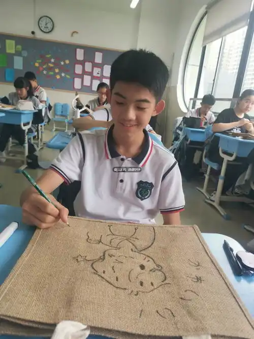  爱了爱了,全球限量版手绘包包出现在杭州这里,手速快都抢不到