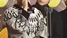 打劫把你们口袋里有的甜酒果表情包都给我发出来 打劫把你们口袋里有的甜酒果表情包都给我发出来