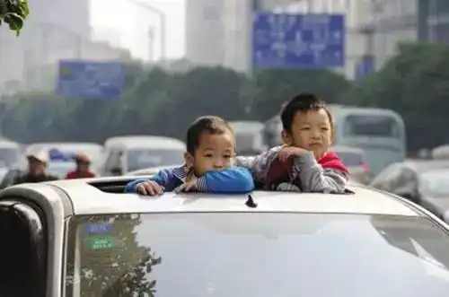 有车的家长要注意这一举动会威胁到孩子的生命