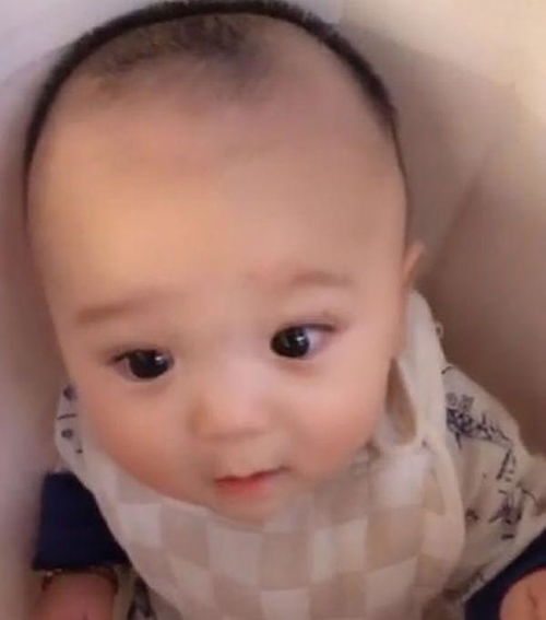 爸爸把儿子忘超市自己回家了,妈妈吓得痛哭,低头一看笑喷了