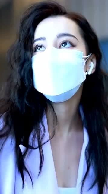  迪丽热巴,把指甲卸了的小仙女,是卷发李慧珍呀