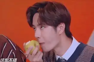 王一博被大张伟的梨水滋一脸,谁注意他的自然表情我可做不到 王一博被大张伟的梨水滋一脸,谁注意他的自然表情我可做不到