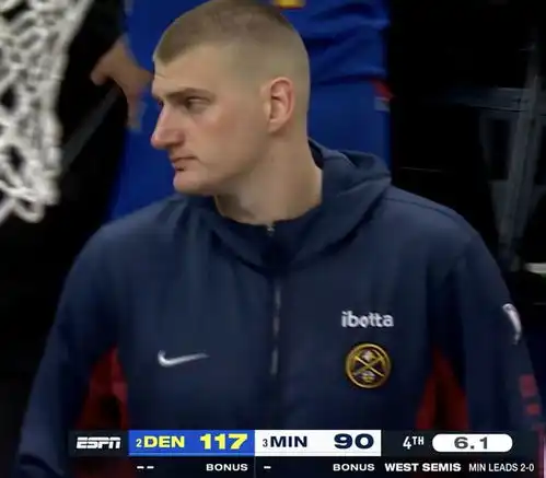 众生相穆雷约基奇淡定表情严肃华子提前认输场边说笑一脸轻松 众生相穆雷约基奇淡定表情严肃华子提前认输场边说笑一脸轻松