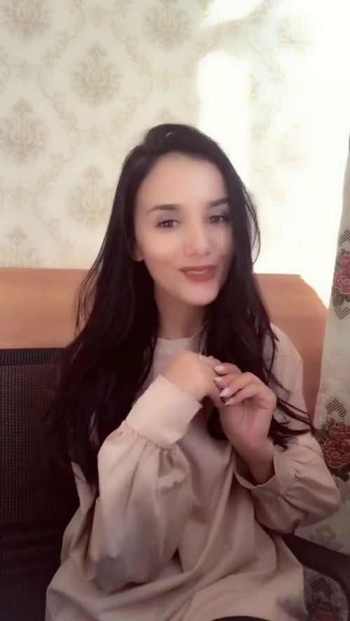  新疆小姐姐演技不错,这段配音也很精彩网友表情好好看