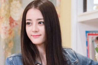  迪丽热巴图片揭经济本质十元包包百元面膜