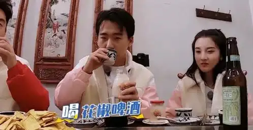 郑恺郭麒麟同桌喝酒时,宋祖儿一脸娇羞的初恋表情,清纯又可爱 郑恺郭麒麟同桌喝酒时,宋祖儿一脸娇羞的初恋表情,清纯又可爱