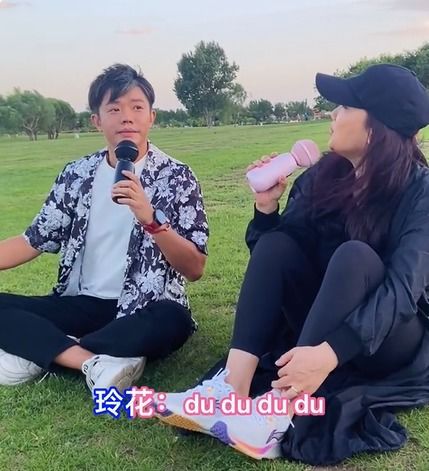  凤凰传奇合体清唱,曾毅发色变白表情搞笑,玲花唱全程开口惊艳