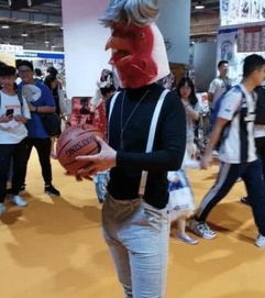  小伙模仿蔡徐坤鸡你太美,看到他的穿着时,2年半的练习生