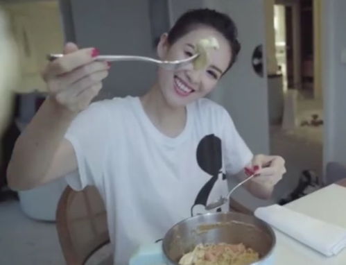  章子怡戛纳造型惊艳,摄影师疯狂起来,为保身材,只吃四口泡面