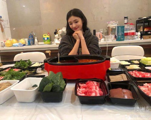  深夜放毒林允收工后和工作人员吃满满一桌火锅
