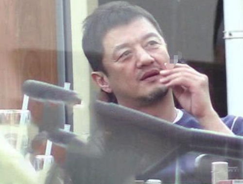  16岁李嫣疑抽烟和王菲法国塞纳河畔野餐,烟酒摆身边被指不学好