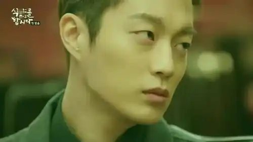 一起用餐吧2小姐姐吃中餐,表情超级享受 一起用餐吧2小姐姐吃中餐,表情超级享受