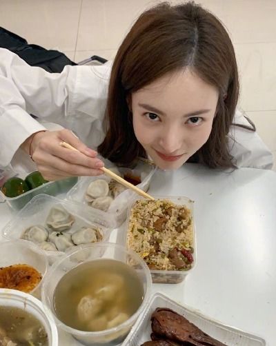  金晨身材到底有多好当她把15cm儿童衣穿身上,我没眼花吧