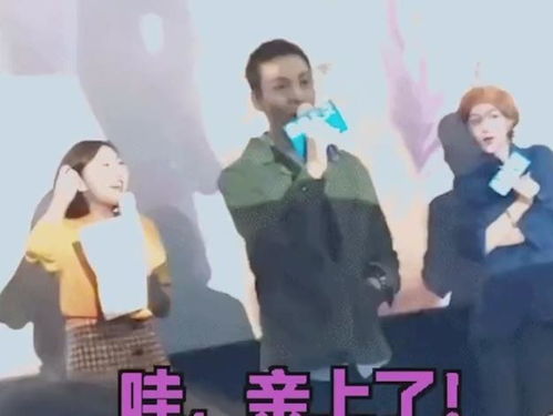  陈伟霆宠爱中秀恩爱,粉丝不满当场喂狗粮,他的表情太真实