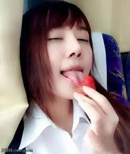  搞笑图片美女表情很享受,不就吃个草莓么