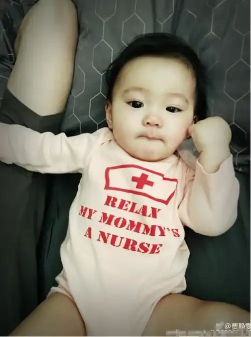 贾静雯给女儿绑了个冲天辫小咘咘大眼萌翻天 贾静雯给女儿绑了个冲天辫小咘咘大眼萌翻天