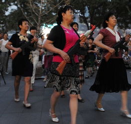  北京大妈街头持枪跳舞打鬼子枪是玩具枪
