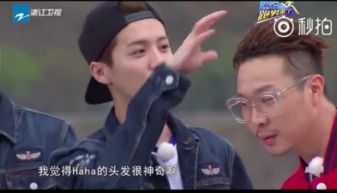  鹿晗跑男说韩语无障碍鹿晗和haha聊天韩语很好听