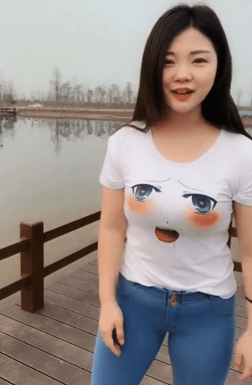  表情一点资讯时尚街拍公园偶遇微胖小姐姐,甜美可人www.yidianzixun.com表情