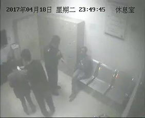  画面太美丨舔一口鸡粪给10000元嘉兴男子舔了真的鸡粪,结果哭笑不得