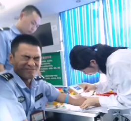 反差萌警察献血疼成表情包网友高冷形象全无