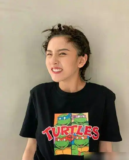 宋祖儿短发减龄编辫,卡通印花黑色t恤活力十足,古灵精怪惹人爱 宋祖儿短发减龄编辫,卡通印花黑色t恤活力十足,古灵精怪惹人爱