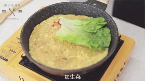  抖音上爆火的蛋饼你知道怎么做吗静子美食课堂,包你一分钟学会
