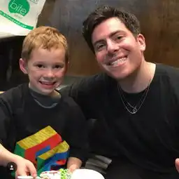  我敢打赌你的表情包里一定有这位假笑男孩