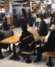  下班后,和女同事被困在冷库,几分钟后她悄悄说