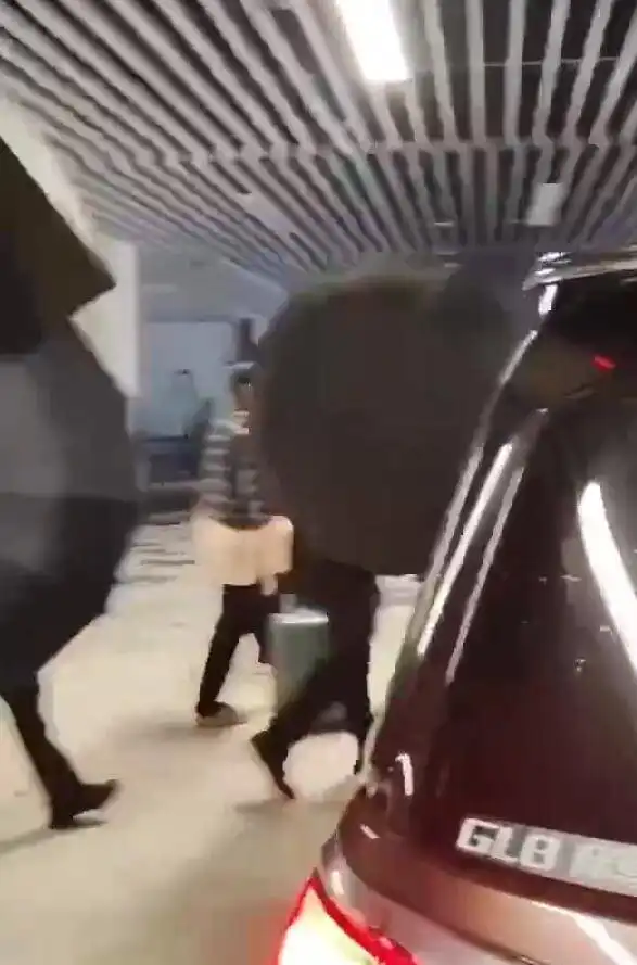李赫宰李东海落地杭州看保安打伞表情惊讶 李赫宰李东海落地杭州看保安打伞表情惊讶